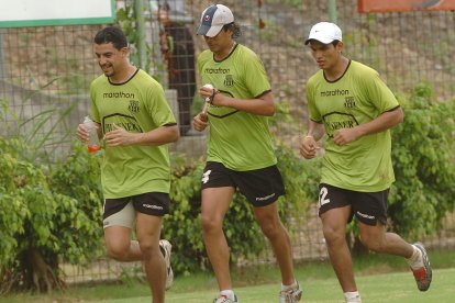 Edwin Villafuerte (i) junto a José Francisco Cevallos (c) y Giovanni Camacho