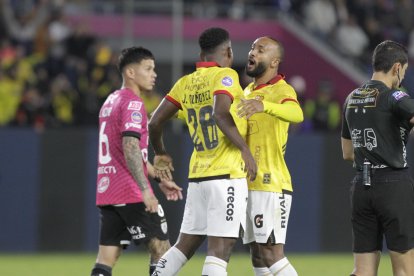 Quiñónez celebra su gol junto a Souza en el 1-1 de Barcelona ante Independiente