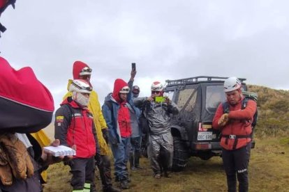 Comuneros de la zona también se unieron a las labores de búsqueda.