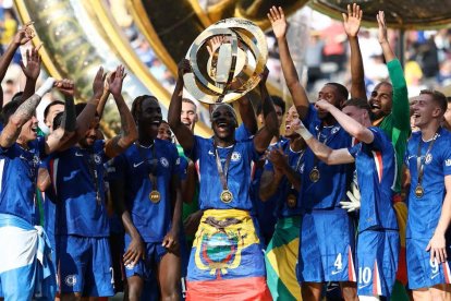 Moisés Caicedo, uno de los más destacados con Chelsea, levantó el trofeo del Mundial de Clubes