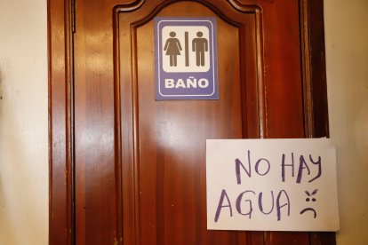 Los baños de los negocios no están operativos.