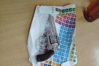 Este revólver le hallaron al adolescente de 14 años del Colegio Central Técnico.