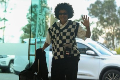 Joselyn Espinales,  jugadora del Palmeiras, con un chaleco que llama la atención y un afro que destacan su presencia.