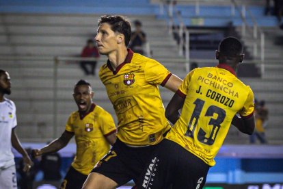 Gastón Campi (i) fue el autor del único gol de Barcelona ante Delfín