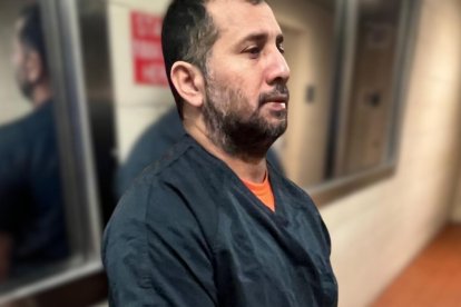 Alias Fito viste prendas de una prisión federal de los Estados Unidos de América.