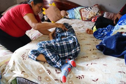 Estela Velasco debe hervir el agua con la que baña a su hijo, puesto que ya ha tenido afecciones en la piel con el agua de tanquero.