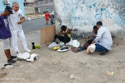 Una de las esquinas de Bastión Popular, hablando    a varios chicos del sector.