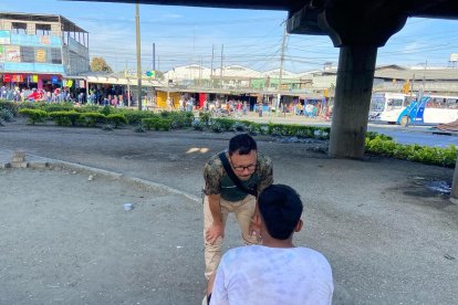 Richard Martínez hablando con un chico de La Perimetral.