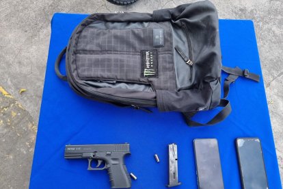 Con esta arma fue detenido uno de los sujetos.