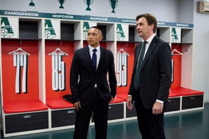 Cristian Ramírez (izq) en el camerino del Locomotiv de Rusia.