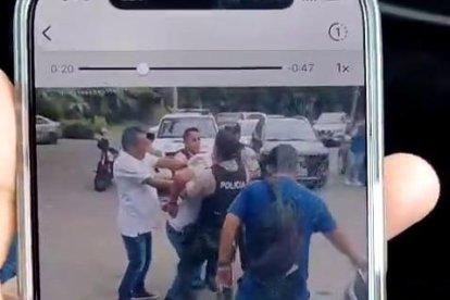 El hombre lo agredieron padres de familia.