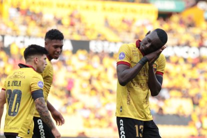 Janner Corozo (d) celebró a su estilo el gol de penal para Barcelona ante Orense.