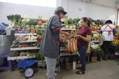 El joven es atento con su clientela.