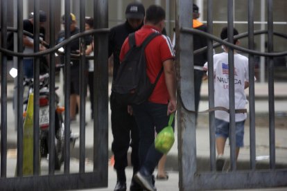 Muchos de los usuarios ingresan con tarrinas de alimentos al hospital.