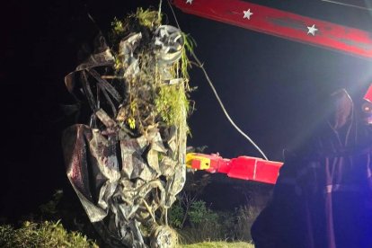 El auto en el que viajaban las cinco personas a celebrar en familia las fiestas patronales en una comunidad de Simiatug quedó totalmente calcinado.