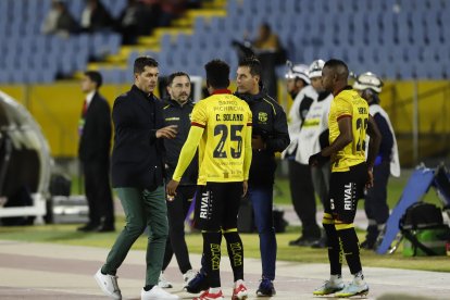 Con la consigna de refrescar líneas ante El Nacional, Ismael Rescalvo (c) conversa con el volante Dixon Arroyo (d) y el extremo Christian Solano.