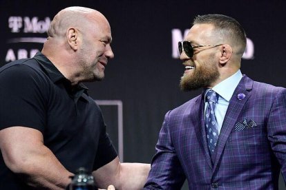 Dana White (i) junto a Conor McGregor previo uno de los eventos estelares de la UFC.