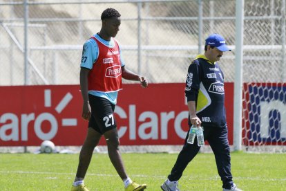 En junio del 2011.Jaime Ayoví, sale lesionado, luego de la práctica en la casa de la selección junto a Patricio Maldonado.