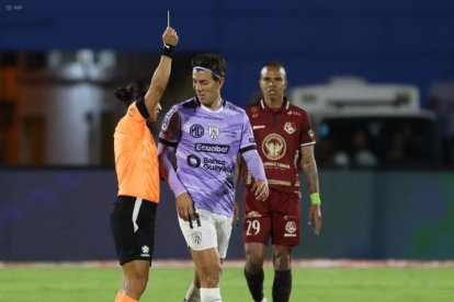 Edina Alves fue la árbitra que dirigió el duelo entre Mushuc Runa e IDV.