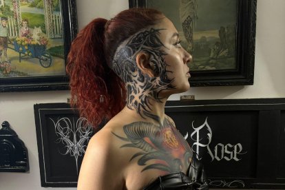 Sus clientes prefieren que los tatuajes de Dary sean en el rostro y el cráneo.