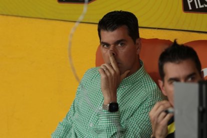 El técnico Ismael Rescalvo mira atentamente el duelo entre Barcelona y Universidad Católica.