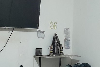 En una de las viviendas se halló la imagen de la Santa Muerte.