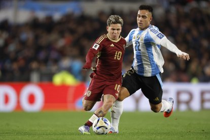 AMDEP2897. BUENOS AIRES (ARGENTINA), 04/09/2025.- Lautaro Martínez (d) de Argentina disputa el balón con Yeferson Soteldo de Venezuela este jueves, en un partido por las eliminatorias a la Copa Mundial 2026 entre Argentina y Venezuela en el estadio Monumental en Buenos Aires (Argentina). EFE/ Juan Ignacio Roncoroni