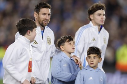 Lionel Messi (2i) de Argentina acompañado de sus hijos entra a la cancha previo a un partido por las eliminatorias a la Copa Mundial 2026 ante Venezuela en el estadio Monumental en Buenos Aires (Argentina).