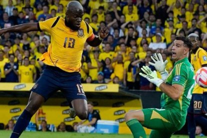 Enner Valencia haciendo historia ante Argentina.