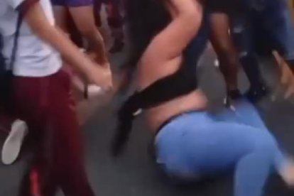 El enfrentamiento, captado en video por testigos, generó indignación en redes sociales y preocupación entre padres de familia y moradores del sector.