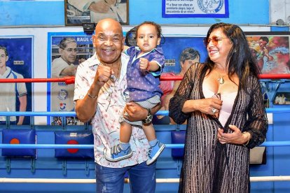 Bolaños en familia, con su nieto Asher Bolaños Pérez y su esposa Lilian Arteaga.