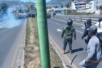 Militares y policías repelieron a los manifestantes en Imbabura.
