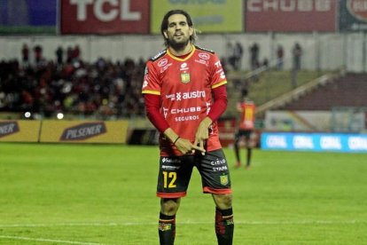 Magnín celebrando uno de sus 16 tantos con la camiseta del Deportivo Cuenca.