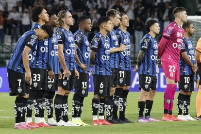 Jugadores de Independiente del Valle forman previo a un partido de cuartos de final de la Copa Sudamericana.
