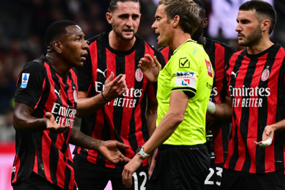 Pervis Estupiñán (i) reclamó la expulsión al árbitro en AC Milan vs Napoli.