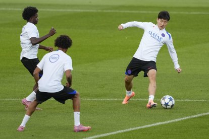 BARCELONA , 30/09/2025.- El centrocampista surcoreano del Paris Saint Germain Kang In Lee (d) durante el entrenamiento efectuado este martes en el estadio olímpico Lluis Companys de Barcelona, en la víspera del partido de la fase de grupo de la Liga de Campeones que le enfrenta al Barcelona . EFE/Alejandro García