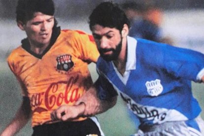 Juan Carlos de Lima disputando un 'clásico del astillero' con la camiseta de Emelec.