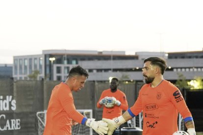 Gonzalo Valle y Hernán Galíndez arqueros de Ecuador.