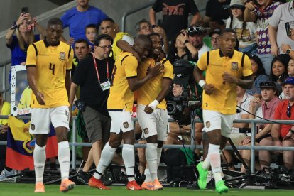 Enner Valencia (c) marcó el tanto de la Tri tras pase de John Yeboah.