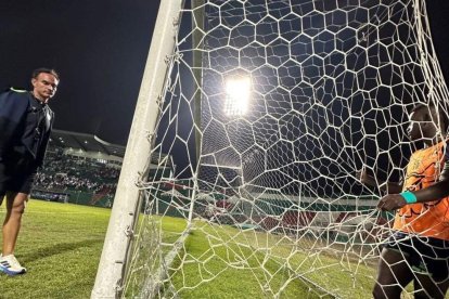 El periodista Ramón Morales compartió esta imagen donde se observa un hueco en la malla lateral del arco