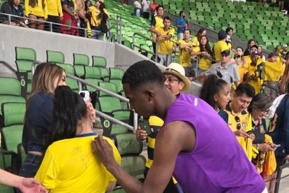 Pervis Estupiñán con los hinchas que se quedaron hasta el final.