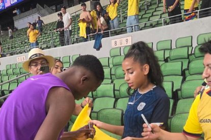 Willian Pacho y su cariño con los hinchas de la Tri.