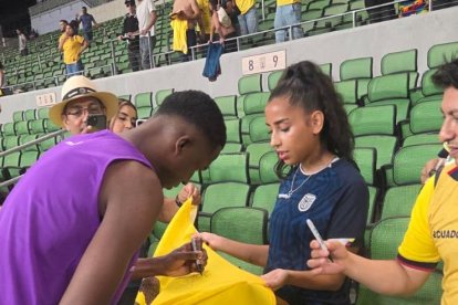 Willian Pacho y su cariño con los hinchas de la Tri.