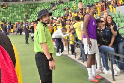 Willian Pacho y su buena onda con los hinchas.