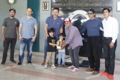 Los niños José Antonio y Alfonso, junto a su padre Carlos Riesco, propietarios del caballo Koksal recibiendo el premio de manos de Jerson Ruiz de Diario EXTRA.