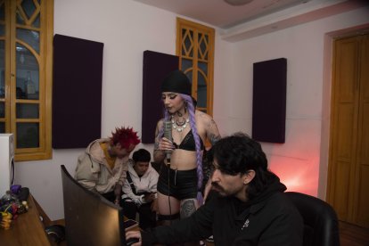 La joven comenta que sus momentos favoritos son los que pasa en el estudio de grabación.