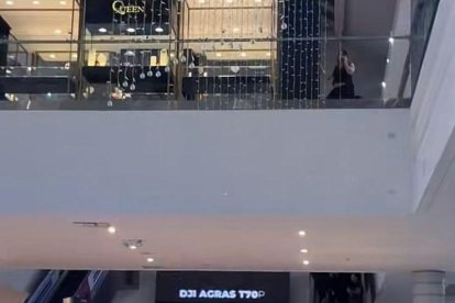 La comunicadora compartió videos que registró en el interior del centro comercial.