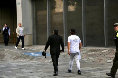 Fernando Castillo y la víctima se acercan a la Fiscalía para pedir celeridad en el caso.