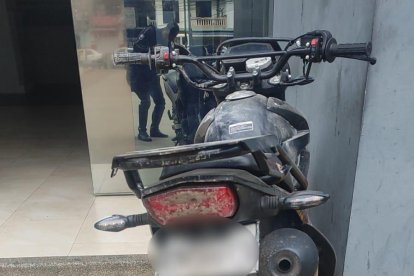 Los sujetos iban en una moto, que al final fue retenida.