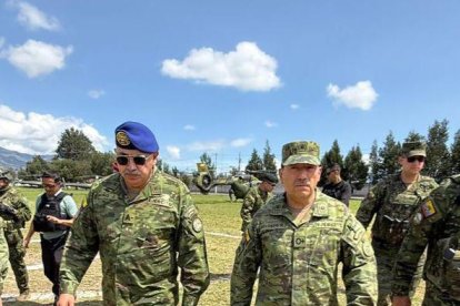 Los altos mandos militares fueron a Atuntaqui, Imbabura, para empezar el plan de despejar las vías.